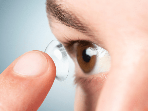 Aplicación de una lentillas en el ojo